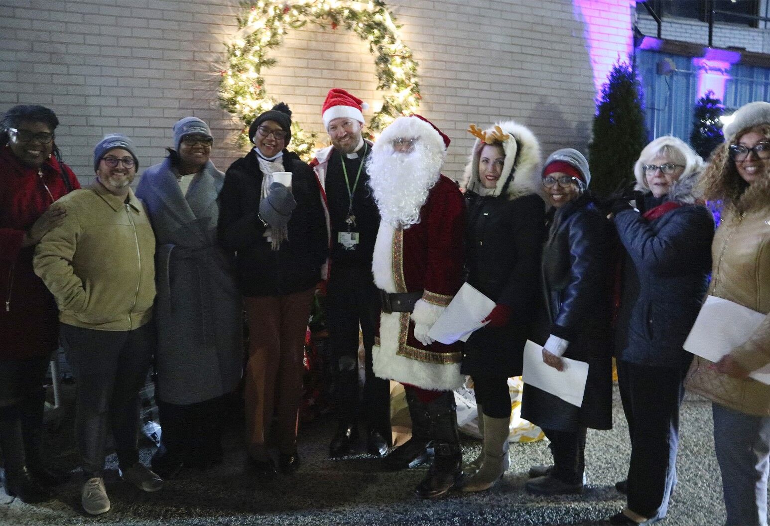 https://dam.northwell.edu/m/1e0dd6d877f95e4d/Drupal-NEWS_LIJ-Forest-Hills-helps-35-Queens-families-for-the-holidays.jpg