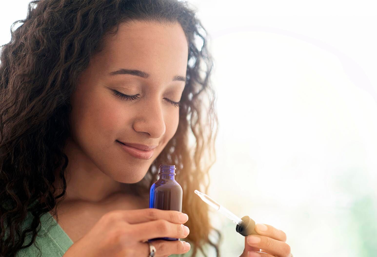 The best essential oils for headaches, according to an aromatherapist