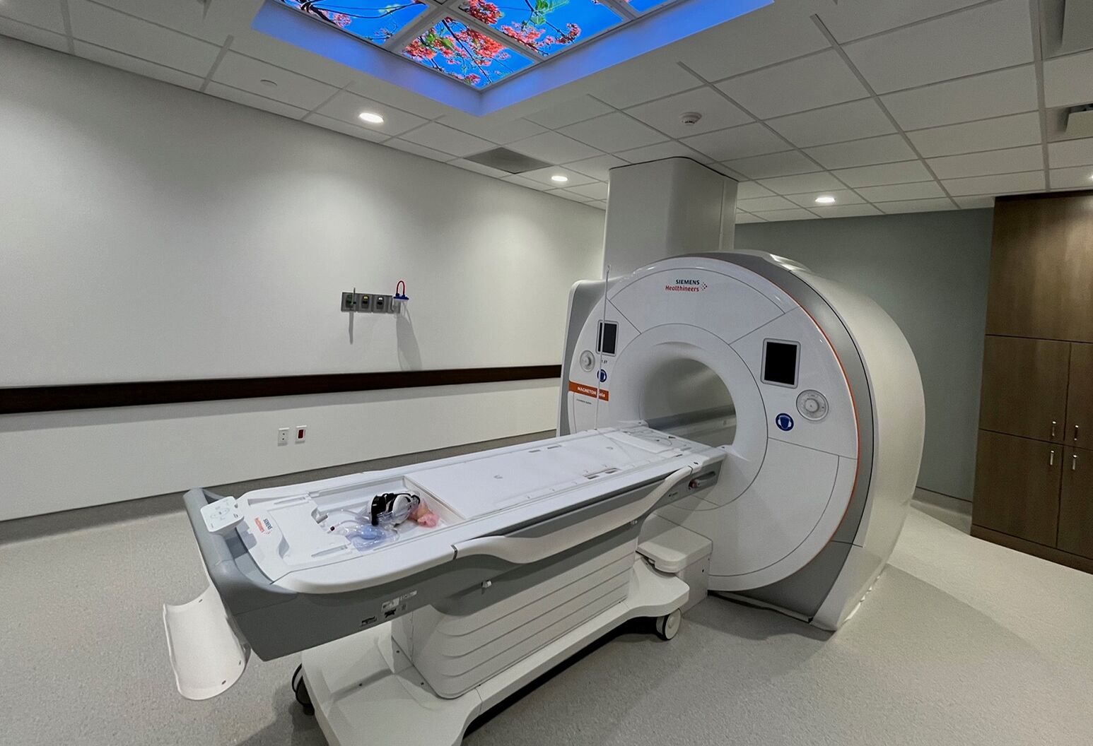 Drupal-NEWS_North-Shore-University-Hospital-opens-21M-MRI-suite.jpg?utm_source=chatgpt दुनिया के Top 07 Medical Equipment: वो रहस्यमयी टेक्नोलॉजी जिनके बिना आधुनिक इलाज असंभव है